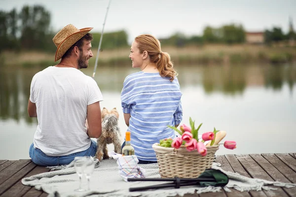 Casal Feliz Divertindo Nas Férias Verão Pesca Uma Lagoa — Fotografia de Stock