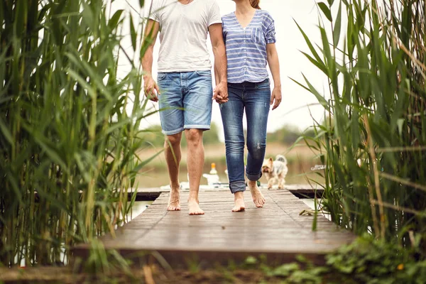 Gelukkig Paar Vijver Regenachtige Dag Samen Zomer Mooie Regenachtige Dag — Stockfoto