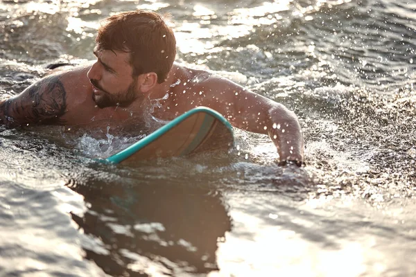 Joven Surfista Masculino Nadando Tabla Surf Captura Ola Espacio Copia — Foto de Stock