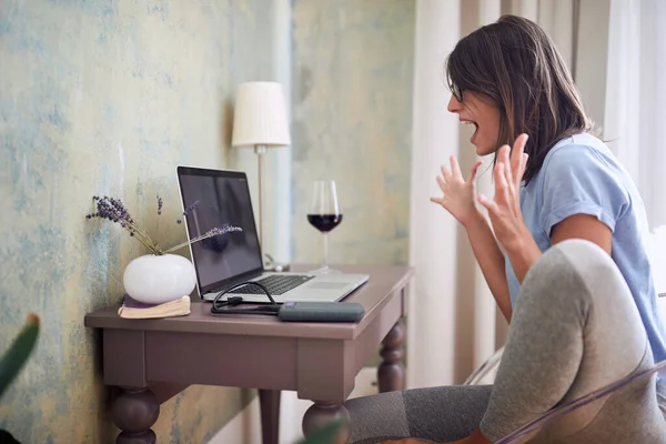 Junges Mädchen Begeistert Von Fotos Auf Ihrem Laptop — Stockfoto