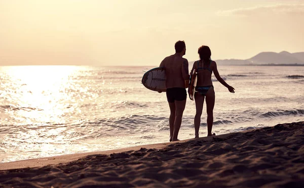 Giovane Coppia Caucasica Passeggiando Sulla Spiaggia Sabbia Portando Tavole Surf — Foto Stock