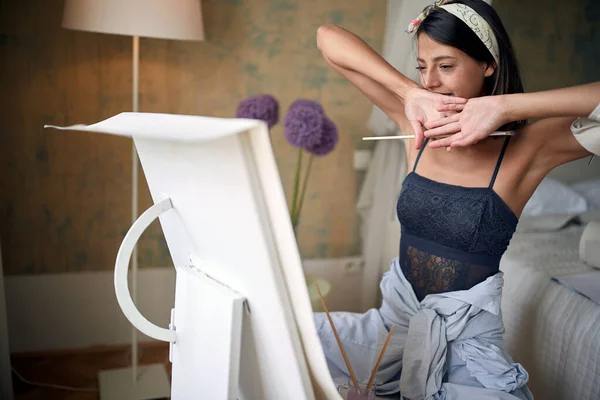 Joven Chica Sexy Pintor Está Satisfecho Con Trabajo Dormitorio — Foto de Stock