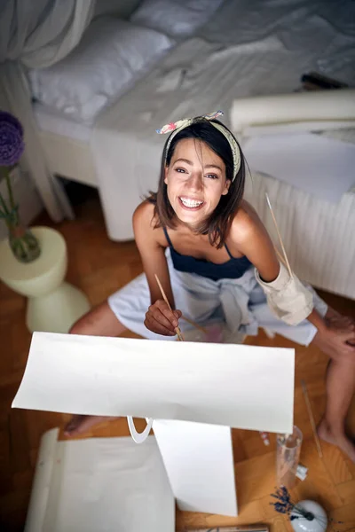 年轻性感的女画家在卧室作画时摆姿势 — 图库照片