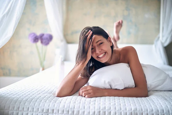 Junges Sexy Mädchen Entspannt Sich Bett Ihres Schlafzimmers — Stockfoto