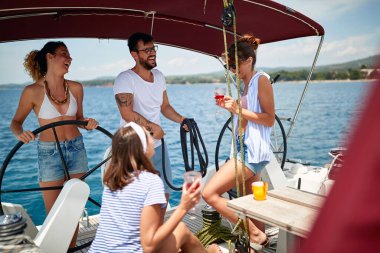 Arkadaşlar güzel havalarda bir yatta kadın peşinde koşarlar.
