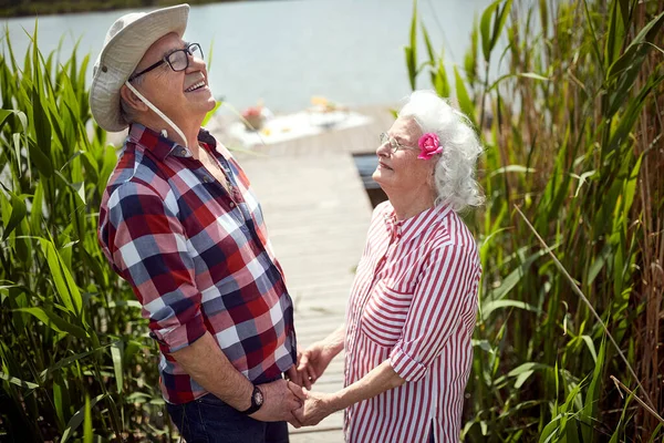 Nahaufnahme Eines Niedlichen Kaukasischen Seniorehepaares Das Händchen Hält Aufblickt Lacht — Stockfoto