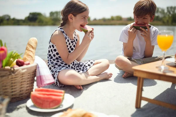 Menor Caucasiano Menino Menina Comendo Melancia Piquenique Junto Rio — Fotografia de Stock