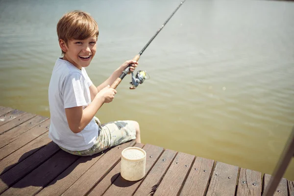 Kleine Jongen Vissen Bij Rivier Kijken Naar Camera — Stockfoto