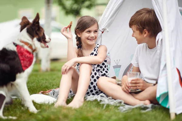 Linda Niña Caucásica Comiendo Galletas Sonriendo Mirando Chico Sentado Lado — Foto de Stock