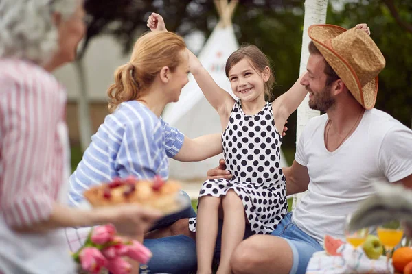Piknikte Ailesi Tarafından Çevrili Mutlu Küçük Bir Kız — Stok fotoğraf