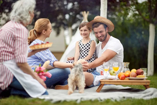 Menina Caucasiana Feliz Sentado Colo Pai Cercado Por Família Piquenique — Fotografia de Stock