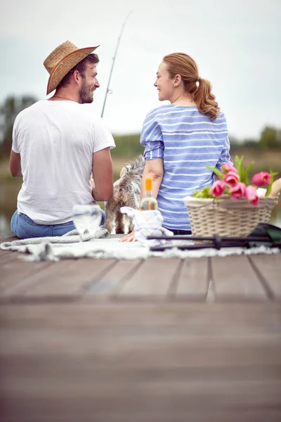 Jong Volwassen Kaukasisch Paar Bij Picknick Bij Het Meer Vissen — Stockfoto