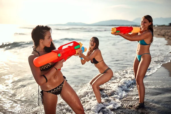 Three Young Caucasian Female Friends Playing Water Guns Sandy Beach — Stock Photo, Image
