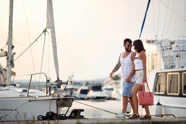 Verliefd Stel Geniet Van Een Wandeling Het Dok — Stockfoto