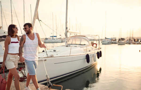 Feliz Pareja Joven Camina Muelle Atardecer —  Fotos de Stock