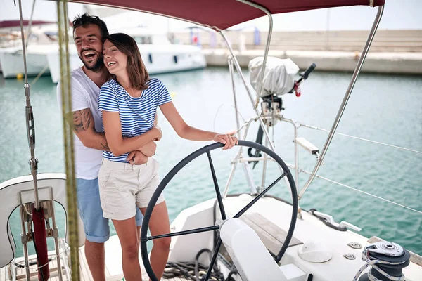 若いカップルは晴れた日にヨットに乗ることを楽しんでいます — ストック写真