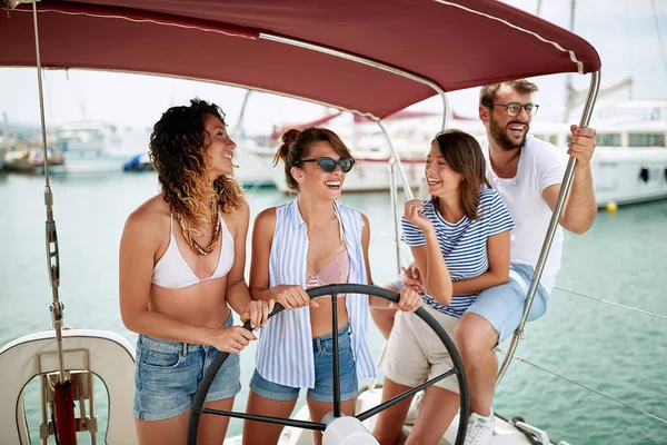 Freunde Amüsieren Sich Auf Einer Jacht Hinterm Steuer — Stockfoto