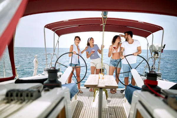 Fröhliche Gesellschaft Trinkt Wein Auf Einer Jacht Auf Hoher See — Stockfoto