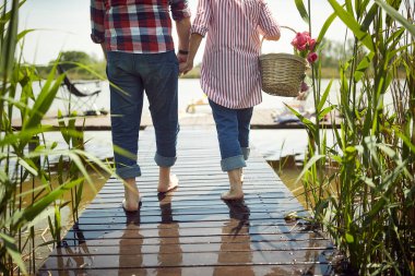 Güzel bir havada pikniğe giden sevimli yaşlı çift.