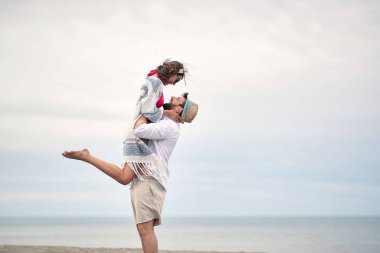 Hassas anlarımızı paylaşıyoruz. Kumsalda kucaklaşan genç mutlu çift..