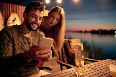 Partide arkadaşlarımı arıyorum. Mutlu insanlar akşam eğlencesinde eğleniyor.