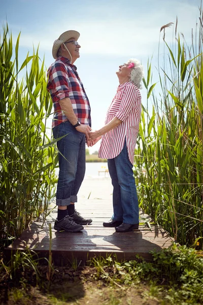 Heerlijk Oud Koppel Verliefd Een Zonnige Dag — Stockfoto