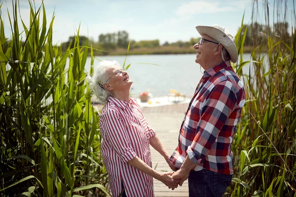 Feliz Casal Velho Piquenique Apreciando Sol — Fotografia de Stock