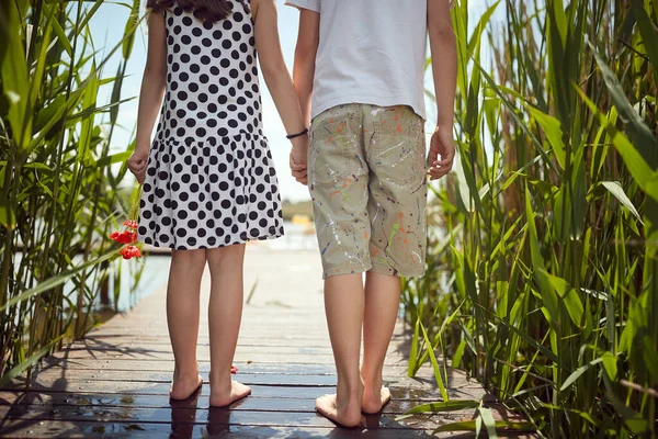 Frère Sœur Pieds Nus Profiter Vue Sur Lac Par Une — Photo