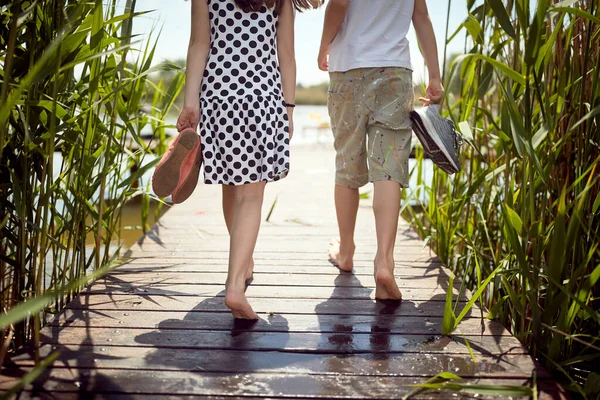 Broder Och Syster Tog Sig Skorna Bryggan Solig Dag — Stockfoto