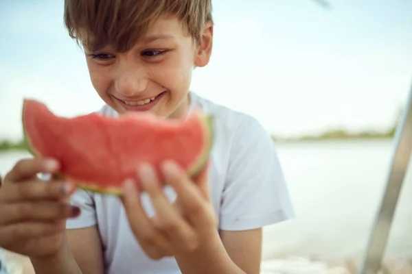 Joven Chico Gusta Sandía Cuando Hace Calor — Foto de Stock