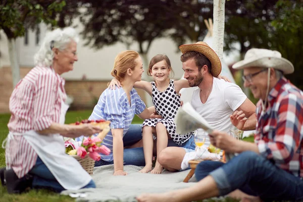 Mutlu Aile Piknikte Güzel Bir Günde — Stok fotoğraf