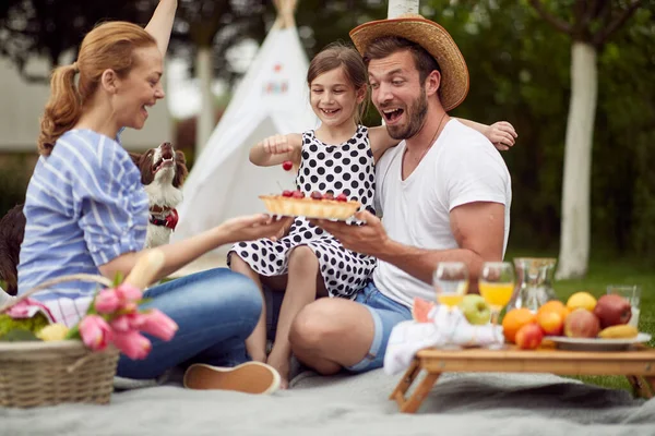 Familie Picknick Achtertuin Mooie Dag — Stockfoto