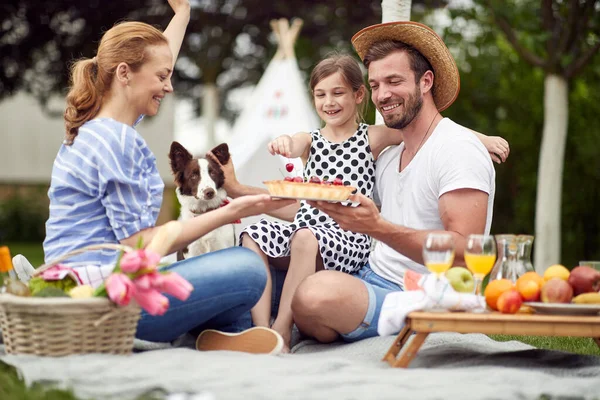 Güzel Bir Günde Aile Pikniğini Kutluyoruz — Stok fotoğraf