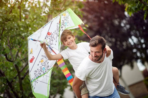 Pai Filho Brincando Jardim Belo Dia — Fotografia de Stock