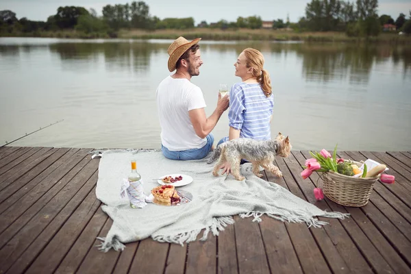 Esposa Feliz Disfrutando Picnic Muelle Del Lago —  Fotos de Stock