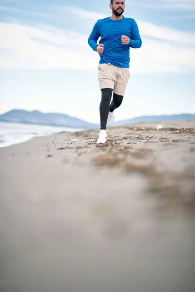 Para Ser Joven Ejercicio Corredor Hombres Activos Saludables Corriendo Playa —  Fotos de Stock