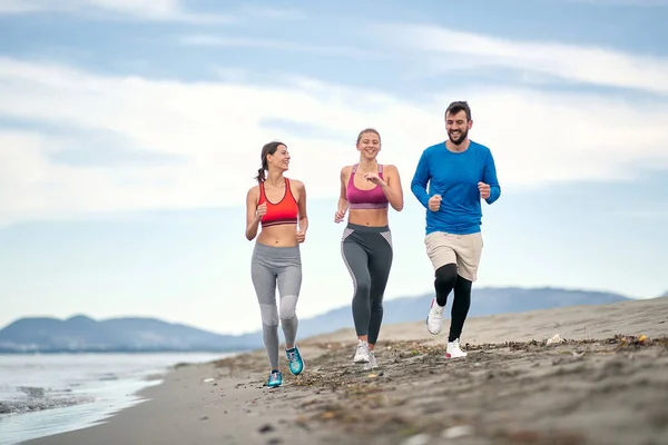 Disfrutando Por Mar Trotar Hacer Ejercicio Vida Saludable Jóvenes Corriendo — Foto de Stock