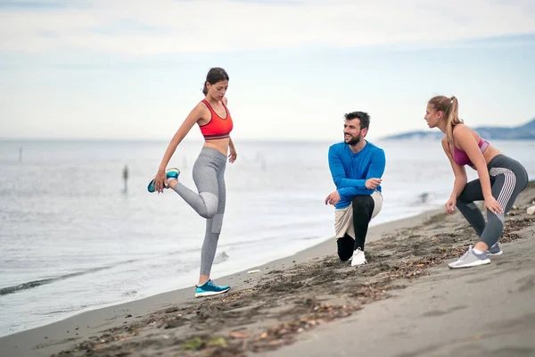 Préparez Vous Jogging Groupe Jeunes Faisant Exercice Sur Plage — Photo