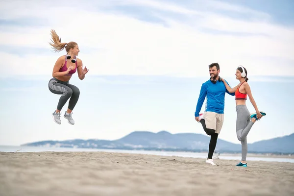 Entrenamiento Playa Corredores Haciendo Ejercicio Entrenamiento Salto Fitness Playa Juntos —  Fotos de Stock