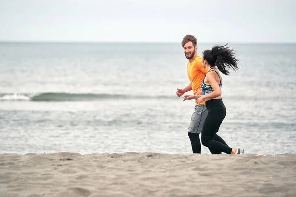 Fitness Pareja Joven Corriendo Largo Playa Disfrutando Las Vacaciones Ejercicio —  Fotos de Stock