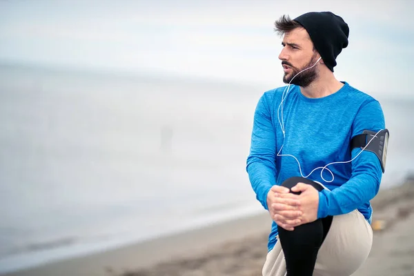 Joven Atleta Escuchando Música Después Carrera Matutina Playa —  Fotos de Stock