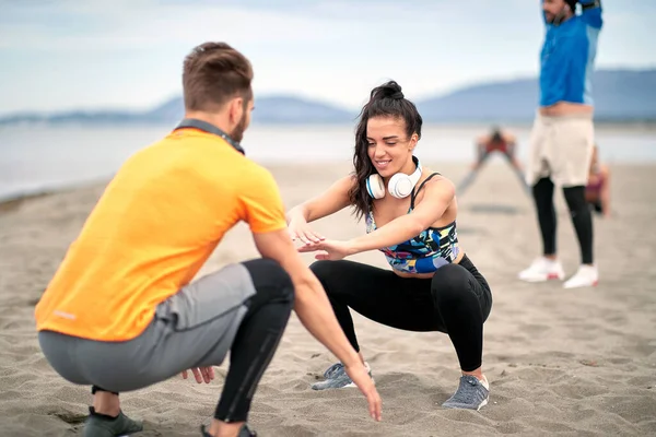 健康的年轻人和女人沿着海滩跑步 度假和在海滩上锻炼很开心 — 图库照片