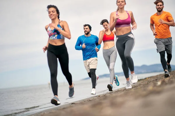 Gençler Mükemmel Vücut Için Egzersiz Yapıyor Koşuyor Tatilde Spor Rahatlama — Stok fotoğraf