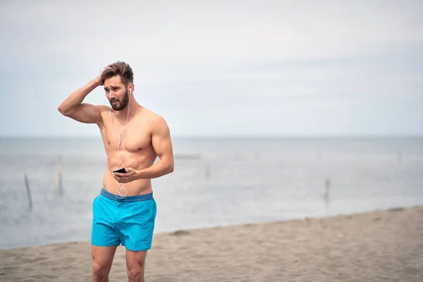 Muskularny Mężczyzna Plaży — Zdjęcie stockowe