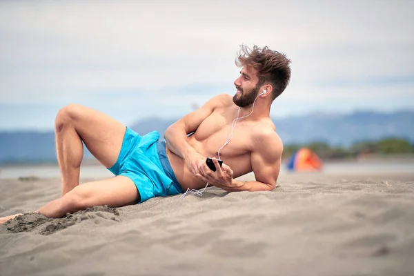 Bello Giovane Che Diverte Sulla Spiaggia Riva Mare Ascolta Musica — Foto Stock