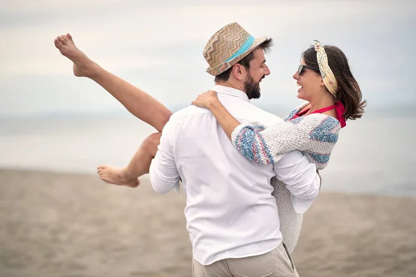 是时候享受户外生活了 年轻而快乐的夫妻在海滩上浪漫的男人和女人 — 图库照片