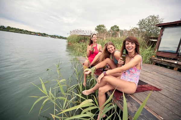 Fête Été Sur Lac Jeunes Amies Relaxant Sur Rivière — Photo