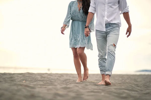 浪漫美丽的走在海边 两只手牵着手 — 图库照片
