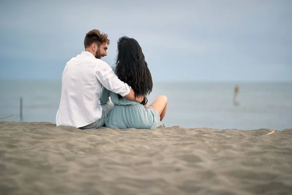 Jovem Casal Sorridente Apaixonado Ter Momentos Ternos Românticos Praia — Fotografia de Stock