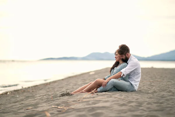 Ung Romantisk Man Och Kvinna Omfamning Stranden — Stockfoto